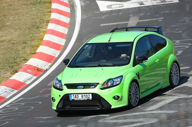 Ford Focus RS je vynikající na okruhu i na obyčejné silnici.