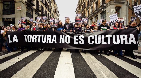 Tisíce lidí demonstrovalo s transparenty Tortura není kultura.