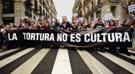 Tisíce lidí demonstrovalo s transparenty Tortura není kultura.