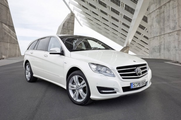 Mercedes třídy R se dočkal modernizace po pěti letech na trhu. Mercedes třídy R se dočkal modernizace po pěti letech na trhu.