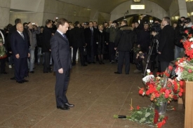 Prezident Medveděv uctil pam&aacute;tku obět&iacute; ve stanici metra Lubjanka.