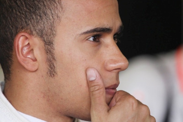 Lewis Hamilton se čertí.