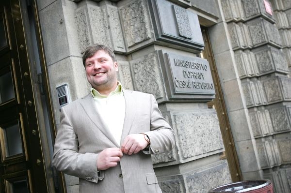 Řebíčkova bývalá firma vydělávala na drahých státních zakázkách.