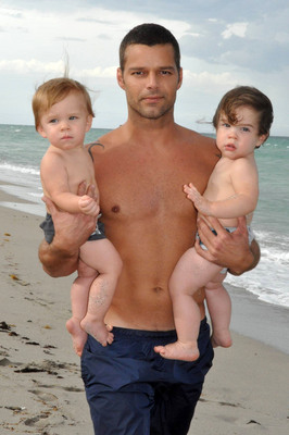 &Scaron;ťastn&yacute; otec. Ricky Martin se sv&yacute;mi dvojčaty.