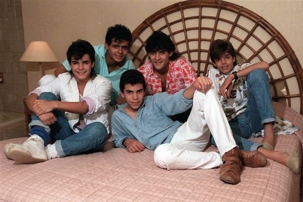 Poznáte ho? Ricky Martin se svojí chlapeckou kaúpelou zcela vpravo. Poznáte ho? Ricky Martin se svojí chlapeckou kaúpelou zcela vpravo.