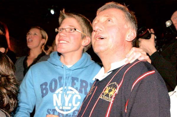 Tomáš a Mirek Topolánkovi. Díky neznámému paparazzimu, vzkazuje Tom.