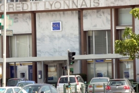 Pobočka banky Le Cr&eacute;dit Lyonnais (LCL) v Pař&iacute;ži.