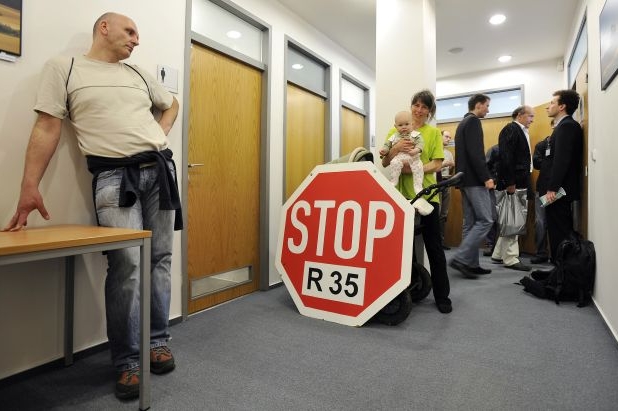 Proti silnici protestovali lidé přímo na jednání zastupitelstva.