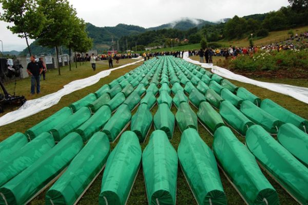 Pohřebiště ve Srebrenici. Srbský parlament uznal odpovědnost. 