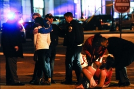 Policisté na místě činu. Střelci z auta zasáhli devět lidí.