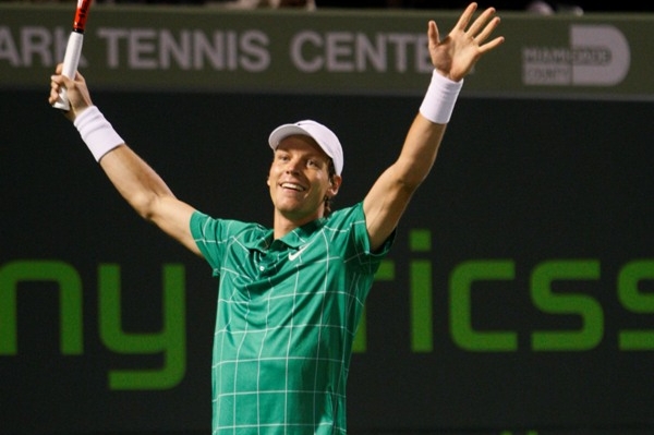 Tomáš Berdych se raduje z vítězství nad Rogerem Federerem.