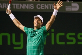 Tomáš Berdych se raduje z vítězství nad Rogerem Federerem.
