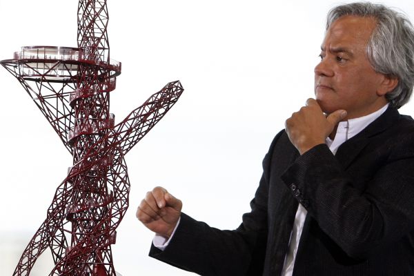 Anish Kapoor, autor projektu, si prohlíží model plánované stavby.