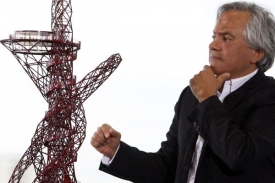 Anish Kapoor, autor projektu, si prohlíží model plánované stavby.