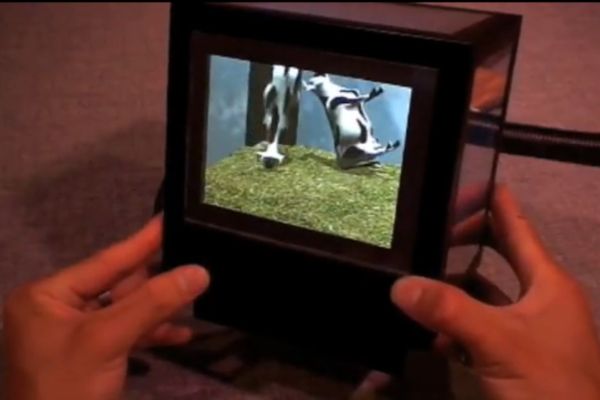pCubee vypadá jako malé akvárium. Místo skel však má LCD displeje.