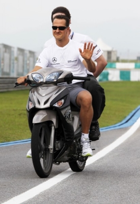 Michael Schumacher na obhlídce trati v Sepangu.