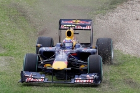 Rychlost vozů Red Bull zatím sráží technické problémy.
