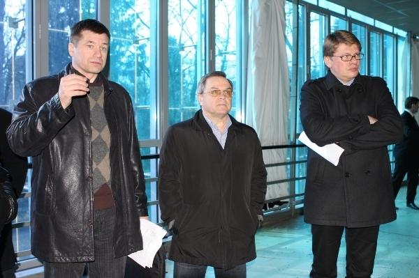 Viceprezident KHL Vladimír Šalajev (uprostřed) na návštěvě v Hradci. Viceprezident KHL Vladimír Šalajev (uprostřed) na návštěvě v Hradci.