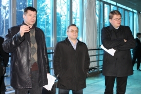 Viceprezident KHL Vladim&iacute;r &Scaron;alajev (uprostřed) na n&aacute;v&scaron;těvě v Hradci.