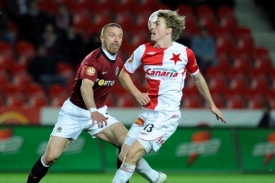 Milan Černý u míče před sparťanem Řepkou.