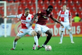 Fotbalista Slavie Hocine Ragued v souboji s Wilfriedem.