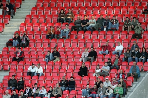 Prázdné tribuny ve vršovickém Edenu.