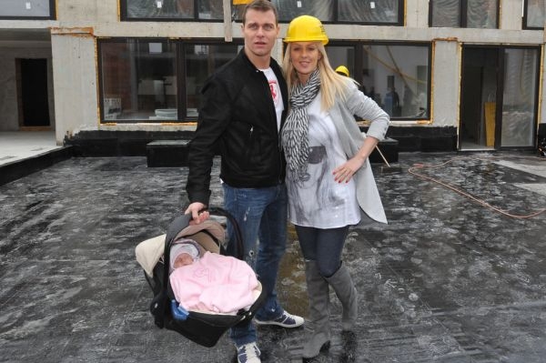 Zuzana Belohorcová se svým partnerem a dcerou Salmou.