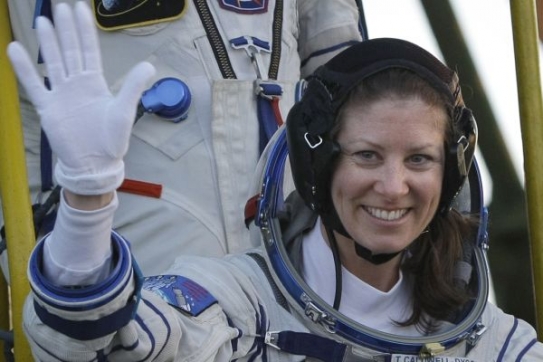 Tracy Caldwellová-Dysonová se loučí před nástupem do rakety.