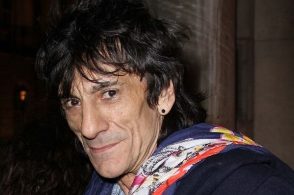 Ronnie Wood slibuje živé kytarové vstupy.