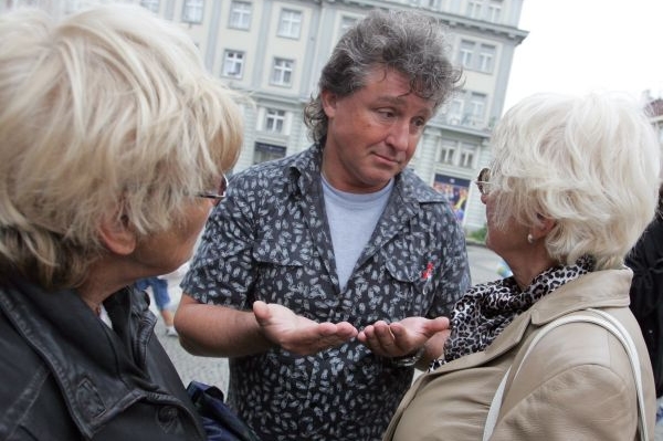 Komunistický poslanec Dolejš označoval případ za mediální bublinu.