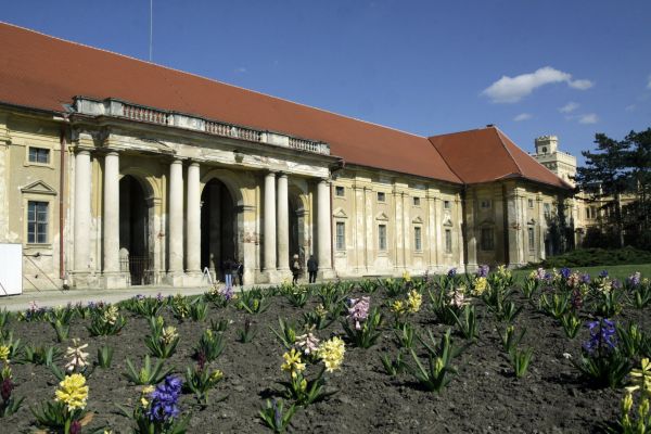 Zchátralé barokní jízdárny a konírny zámku v Lednici na Břeclavsku. 