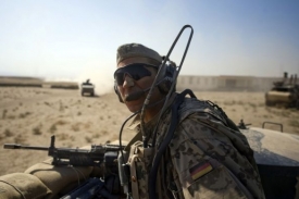 Německý voják na patrole nedaleko města Kunduz. Německý voják na patrole nedaleko města Kunduz.