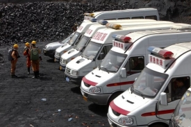 Čínští záchranáři pátrají po zaplavených hornících.