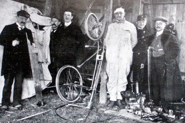 Zraněný letec Hieronymus (uprostřed) po pádu stroje Blériot.