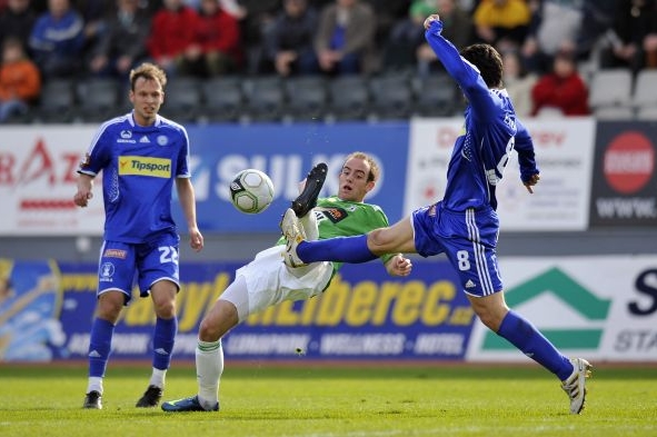 Tomáš Jablonský (uprostřed) v souboji s olomouckými soupeři.