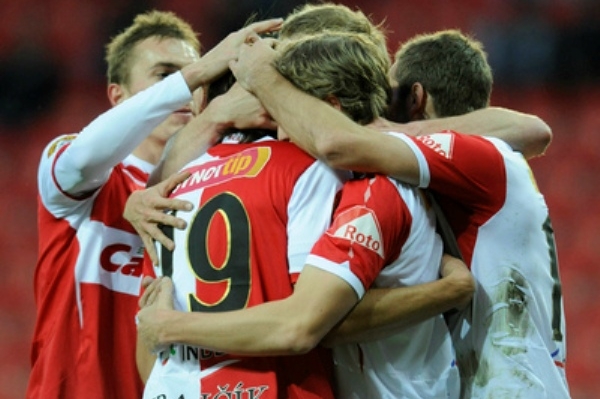 Fotbalisté Slavie se radují ze vstřelení branky.