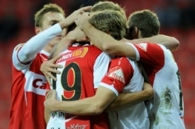 Fotbalisté Slavie se radují ze vstřelení branky.