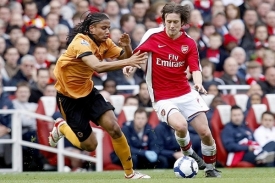 Tomáš Rosický (vpravo) během utkání s Wolverhamptonem.