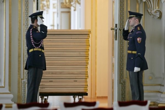 Vojáci na Hradě salutují během nácviku čtvrtečního ceremoniálu.
