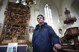 Kněz Jiř&iacute; Kaňa před Světelsk&yacute;m olt&aacute;řem.