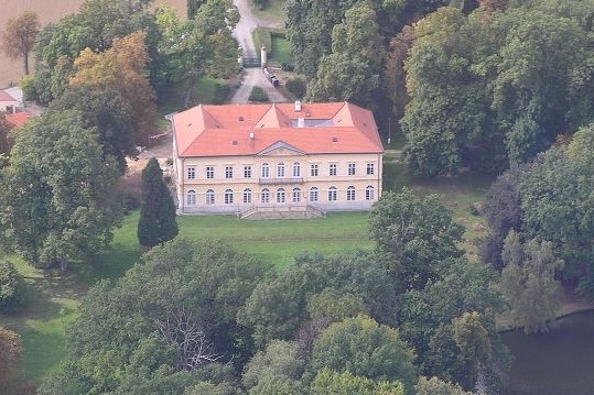 Ústav sociální péče sídlí v zámeckém areálu.