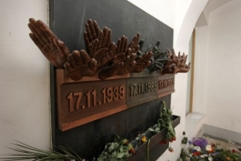 Nástavce u základny pomníku drží magnety.