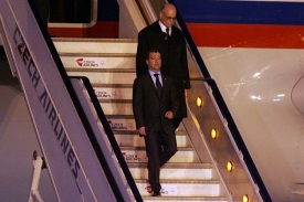 Rusk&yacute; prezident Medveděv vystupuje ze speci&aacute;lu na ruzyňsk&eacute;m leti&scaron;ti.