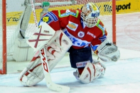 Gólman Pardubic Dominik Hašek likviduje pokus Liberce.
