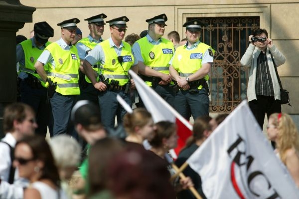 Protesty při loňské Obamově návštěvě byly rozsáhlejší a ostřejší.