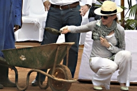 Zpěvačka Madonna přispěla na dívčí akademii v Malawi.