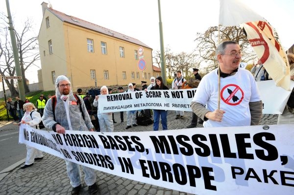 Aktivisté z Ne základnám vyhlíželi prezidentské kolony na ulici Jelení