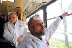 K Pražskému hradu se protestující vydali tramvají.