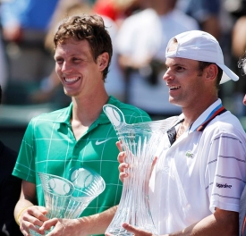 Tomáš Berdych (vlevo) s Andym Roddickem po finále v Miami.
