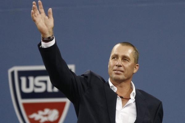 Ivan Lendl zdraví diváky na US Open.